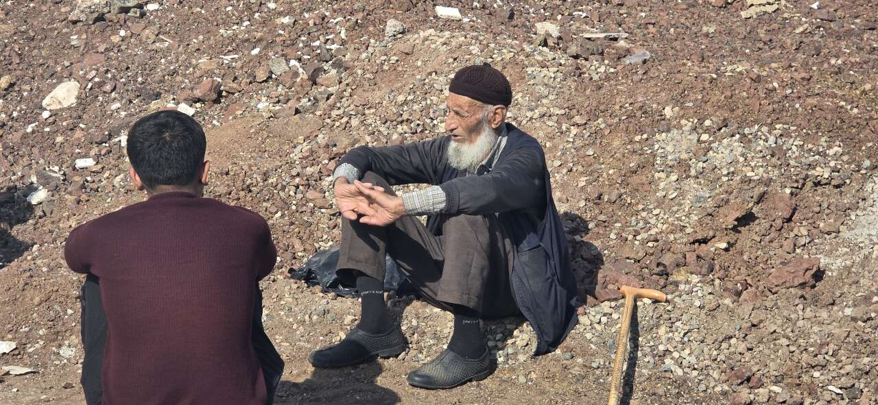Ölüm gelmeden hazırlığını yaptı! Eşiyle kendine mezar kazdırdı 1